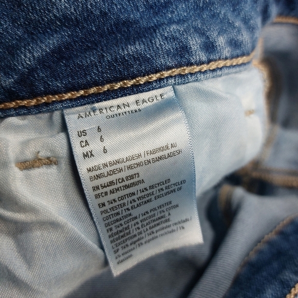 AMERICAN EAGLE OUTFITTERS JEANS WOMENS BLUE DENIM STRETCH CUT OFF MOM SHORTS 6 - Picture 2 of 8